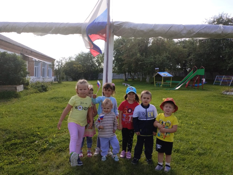 22 августа День российского флага.